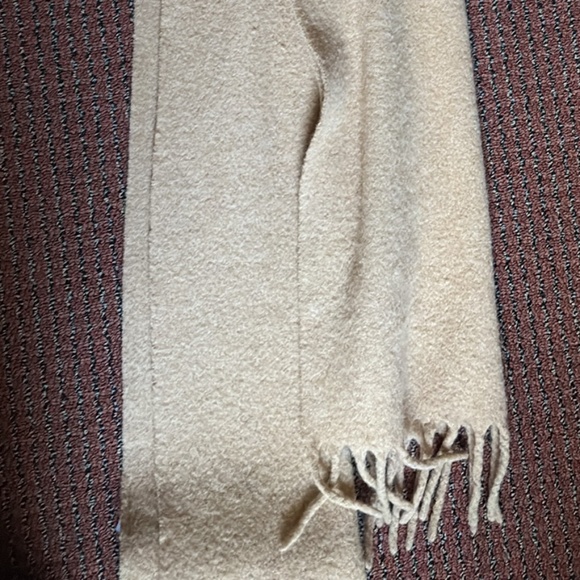 Uniqlo tan scarf - Picture 2 of 3